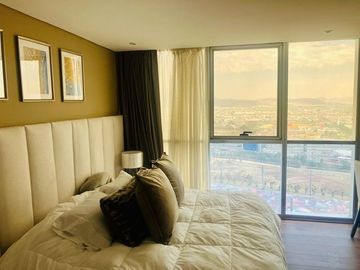 Vía Dorada: Penthouse de Lujo amueblado con Vistas Inigualables