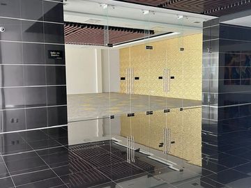 Vía Dorada: Penthouse de Lujo amueblado con Vistas Inigualables