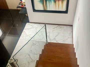 Vía Dorada: Penthouse de Lujo amueblado con Vistas Inigualables
