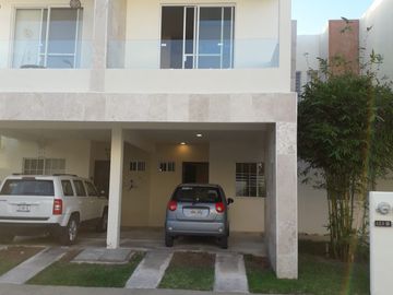 Se vende Casa en Residencial Selvanova, Coto 3, Playa del Carmen