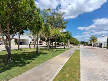 VENTA RESIDENCIA EN PRIVADA PORTO ALEGRE DE 4 RECAMARAS, CERCA PLAZA LA ISLA, MERIDA, YUCATAN