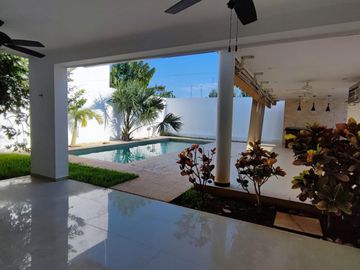 VENTA RESIDENCIA EN PRIVADA PORTO ALEGRE DE 4 RECAMARAS, CERCA PLAZA LA ISLA, MERIDA, YUCATAN