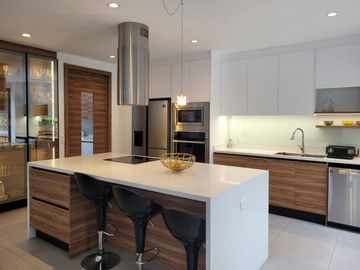 VENDO EXCELENTE CASA MODERNA EN LA VIÑA TUMBACO 420 METROS DE CONSTRUCCION