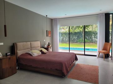 VENDO EXCELENTE CASA MODERNA EN LA VIÑA TUMBACO 420 METROS DE CONSTRUCCION