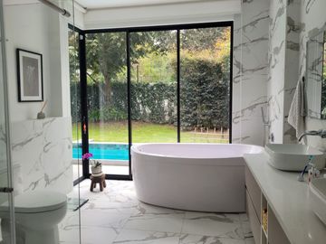 VENDO EXCELENTE CASA MODERNA EN LA VIÑA TUMBACO 420 METROS DE CONSTRUCCION