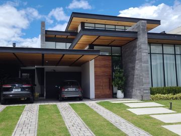 VENDO EXCELENTE CASA MODERNA EN LA VIÑA TUMBACO 420 METROS DE CONSTRUCCION