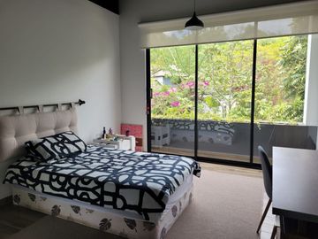 VENDO EXCELENTE CASA MODERNA EN LA VIÑA TUMBACO 420 METROS DE CONSTRUCCION