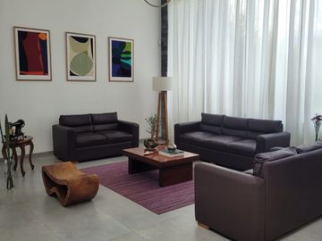 VENDO EXCELENTE CASA MODERNA EN LA VIÑA TUMBACO 420 METROS DE CONSTRUCCION