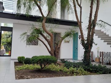 VENDO EXCELENTE CASA MODERNA EN LA VIÑA TUMBACO 420 METROS DE CONSTRUCCION