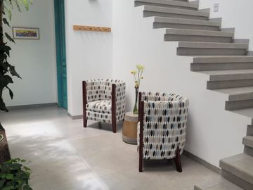 VENDO EXCELENTE CASA MODERNA EN LA VIÑA TUMBACO 420 METROS DE CONSTRUCCION