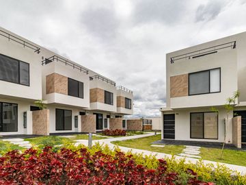 CASA EN VENTA AL SUR DE CUERNAVACA CON 3 RECAMARAS Y ALBERCA
