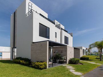 CASA EN VENTA AL SUR DE CUERNAVACA CON 3 RECAMARAS Y ALBERCA