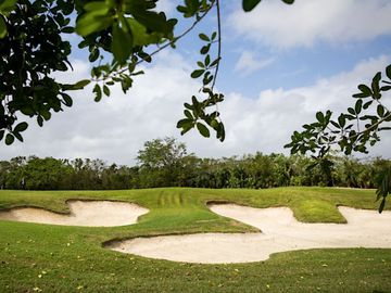 Condo con 2 terrazas, cuarto de servicio, alacena oculta, vista al campo de golf, en venta, Corasol Playa del Carmen.