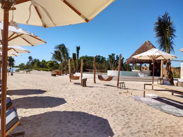 Condo con 2 terrazas, cuarto de servicio, alacena oculta, vista al campo de golf, en venta, Corasol Playa del Carmen.
