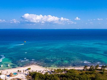 Condo con 2 terrazas, cuarto de servicio, alacena oculta, vista al campo de golf, en venta, Corasol Playa del Carmen.