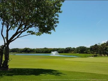 Condo con 2 terrazas, cuarto de servicio, alacena oculta, vista al campo de golf, en venta, Corasol Playa del Carmen.