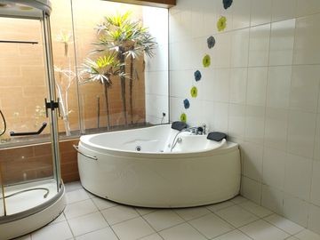 Elegante residencia en la zona más tranquila de La Planicie, excelente oferta