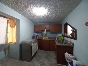 CASA RENTERA EN VENTA, DE DOS DEPARTAMENTOS AMPLIOS Y CUATRO MINI DEPARTAMENTOS Sector:SECTOR MERCADO 12 DE ABRIL