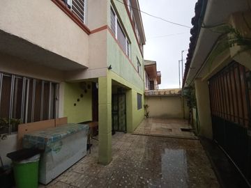 CASA RENTERA EN VENTA, DE DOS DEPARTAMENTOS AMPLIOS Y CUATRO MINI DEPARTAMENTOS Sector:SECTOR MERCADO 12 DE ABRIL