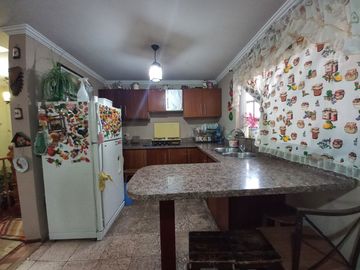 CASA RENTERA EN VENTA, DE DOS DEPARTAMENTOS AMPLIOS Y CUATRO MINI DEPARTAMENTOS Sector:SECTOR MERCADO 12 DE ABRIL