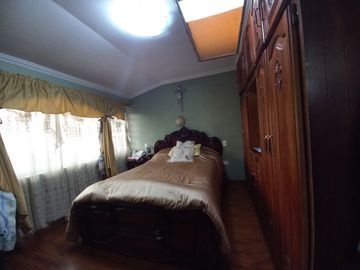 CASA RENTERA EN VENTA, DE DOS DEPARTAMENTOS AMPLIOS Y CUATRO MINI DEPARTAMENTOS Sector:SECTOR MERCADO 12 DE ABRIL
