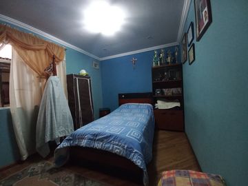 CASA RENTERA EN VENTA, DE DOS DEPARTAMENTOS AMPLIOS Y CUATRO MINI DEPARTAMENTOS Sector:SECTOR MERCADO 12 DE ABRIL