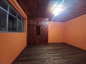 CASA RENTERA EN VENTA, DE DOS DEPARTAMENTOS AMPLIOS Y CUATRO MINI DEPARTAMENTOS Sector:SECTOR MERCADO 12 DE ABRIL