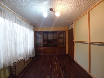 CASA RENTERA EN VENTA, DE DOS DEPARTAMENTOS AMPLIOS Y CUATRO MINI DEPARTAMENTOS Sector:SECTOR MERCADO 12 DE ABRIL
