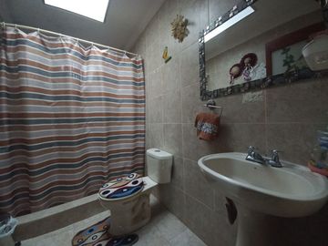 CASA RENTERA EN VENTA, DE DOS DEPARTAMENTOS AMPLIOS Y CUATRO MINI DEPARTAMENTOS Sector:SECTOR MERCADO 12 DE ABRIL