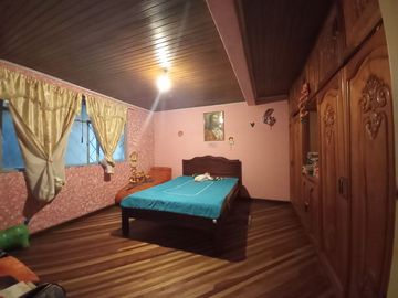 CASA RENTERA EN VENTA, DE DOS DEPARTAMENTOS AMPLIOS Y CUATRO MINI DEPARTAMENTOS Sector:SECTOR MERCADO 12 DE ABRIL
