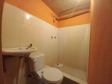 CASA RENTERA EN VENTA, DE DOS DEPARTAMENTOS AMPLIOS Y CUATRO MINI DEPARTAMENTOS Sector:SECTOR MERCADO 12 DE ABRIL