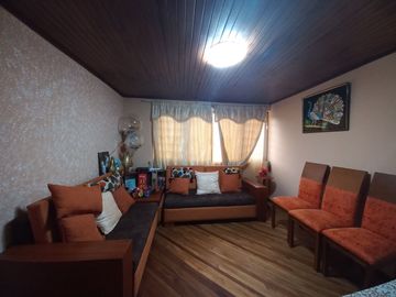 CASA RENTERA EN VENTA, DE DOS DEPARTAMENTOS AMPLIOS Y CUATRO MINI DEPARTAMENTOS Sector:SECTOR MERCADO 12 DE ABRIL