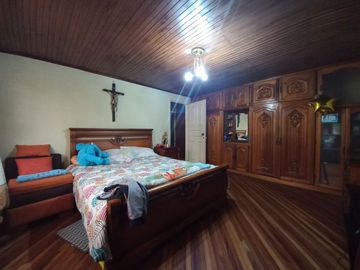 CASA RENTERA EN VENTA, DE DOS DEPARTAMENTOS AMPLIOS Y CUATRO MINI DEPARTAMENTOS Sector:SECTOR MERCADO 12 DE ABRIL