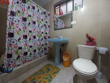 CASA RENTERA EN VENTA, DE DOS DEPARTAMENTOS AMPLIOS Y CUATRO MINI DEPARTAMENTOS Sector:SECTOR MERCADO 12 DE ABRIL