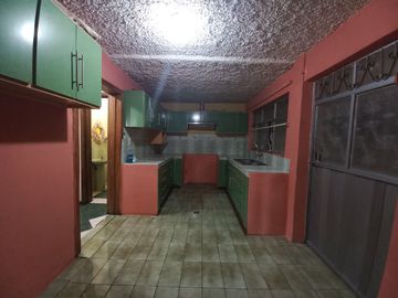 CASA RENTERA EN VENTA, DE DOS DEPARTAMENTOS AMPLIOS Y CUATRO MINI DEPARTAMENTOS Sector:SECTOR MERCADO 12 DE ABRIL