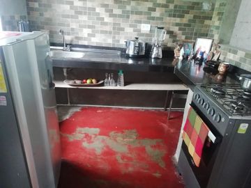 ANDALUCIA, SE VENDE CASA DE UN PISO CON PATIO AMPLIO