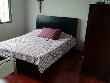 ANDALUCIA, SE VENDE CASA DE UN PISO CON PATIO AMPLIO