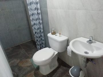 ANDALUCIA, SE VENDE CASA DE UN PISO CON PATIO AMPLIO