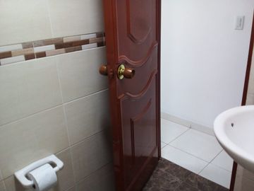 VENDO CASA 3 PLANTAS INDEPENDIENTES CON APARTAMENTOS, EL  TRONCAL CALI