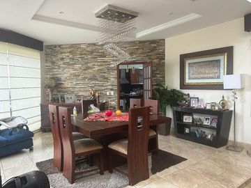 VENTA DE CASA MUY AMPLIA EN VÍA A SAMBORONDÓN