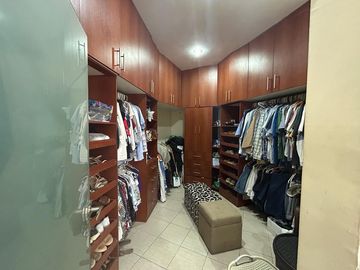 VENTA DE CASA MUY AMPLIA EN VÍA A SAMBORONDÓN