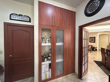 VENTA DE CASA MUY AMPLIA EN VÍA A SAMBORONDÓN