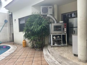 VENTA DE CASA MUY AMPLIA EN VÍA A SAMBORONDÓN