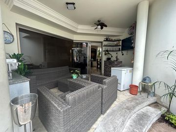 VENTA DE CASA MUY AMPLIA EN VÍA A SAMBORONDÓN