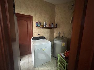 VENTA DE CASA MUY AMPLIA EN VÍA A SAMBORONDÓN