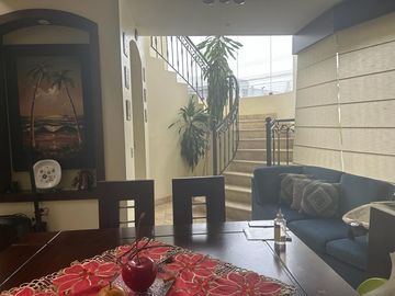 VENTA DE CASA MUY AMPLIA EN VÍA A SAMBORONDÓN