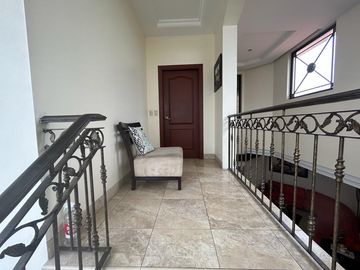 VENTA DE CASA MUY AMPLIA EN VÍA A SAMBORONDÓN