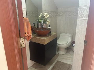 VENTA DE CASA MUY AMPLIA EN VÍA A SAMBORONDÓN