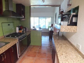 EXCELENTE CASA PRIVADA CON HERMOSA VISTA EN VENTA Y RENTA.