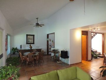 EXCELENTE CASA PRIVADA CON HERMOSA VISTA EN VENTA Y RENTA.